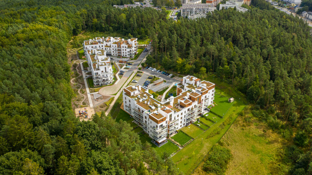 Osiedle mieszkaniowe w lesie