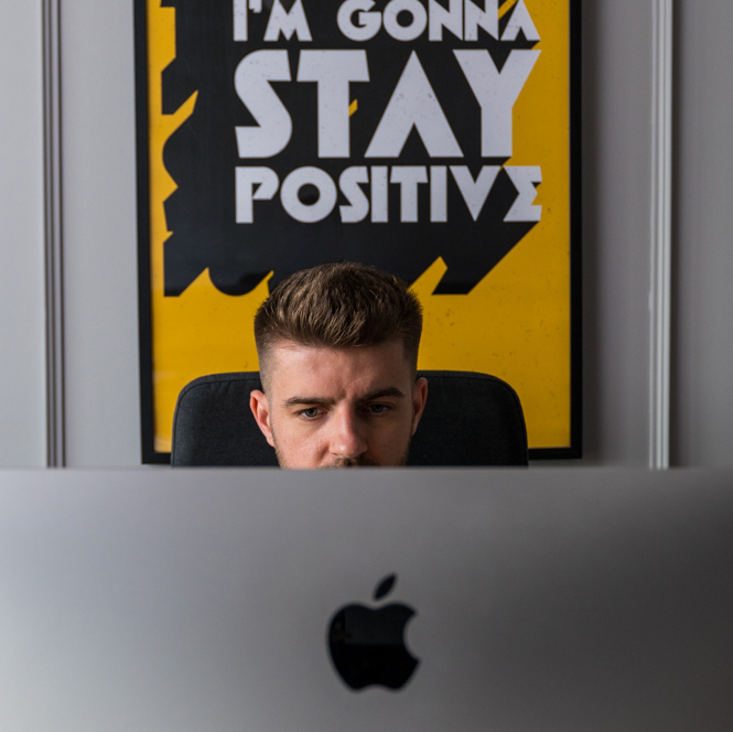 Osoba patrząca się w ekran komputera