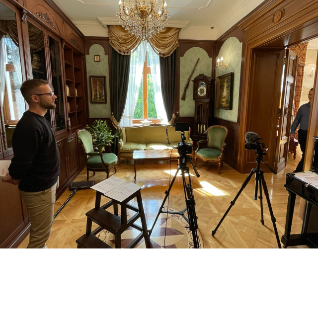 Pracownik agencji reklamowej nagrywa film